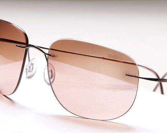 Jak powinny leżeć zauszniki w okularach?