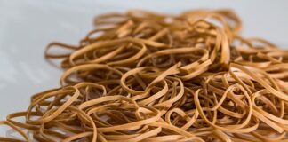 Który aparat ortodontyczny jest lepszy z gumkami czy bez?