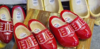 Jak się chodzi w drewniakach?