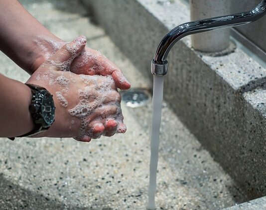 Czy można myć zęby przed operacją?