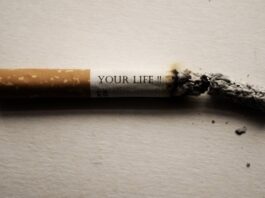 Dlaczego śmierdzi między zębami?