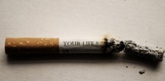 Dlaczego śmierdzi między zębami?