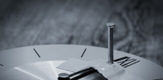 Jak przykleić sztuczne zęby?